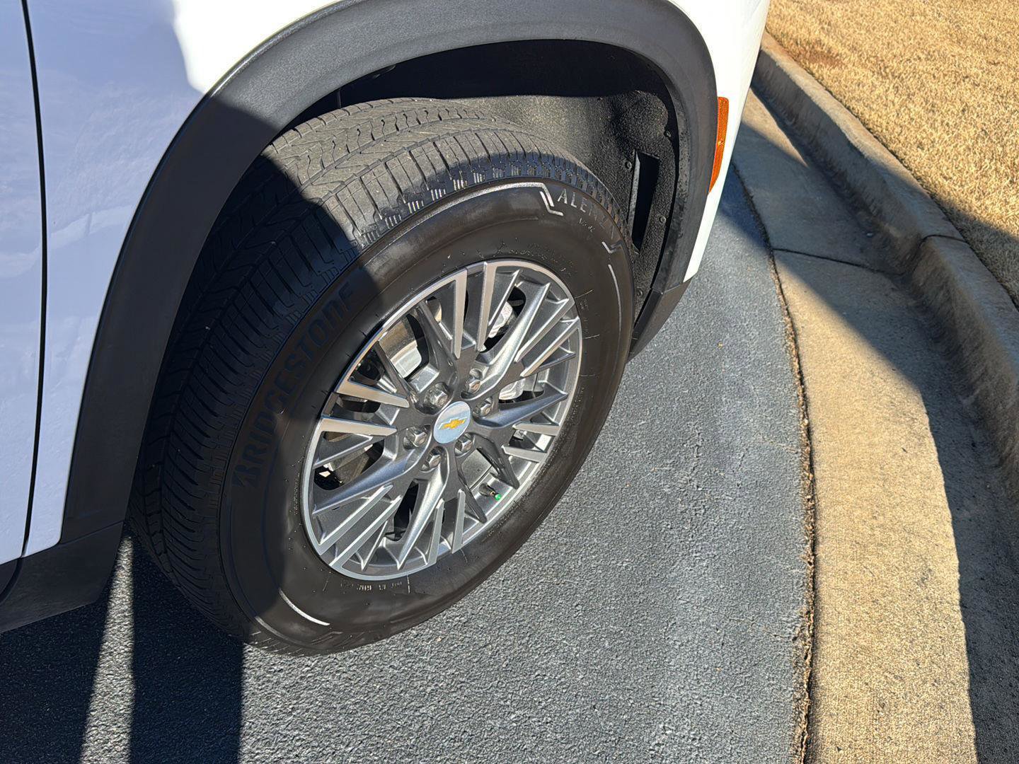 Used 2025 Chevrolet Traverse LT image 33