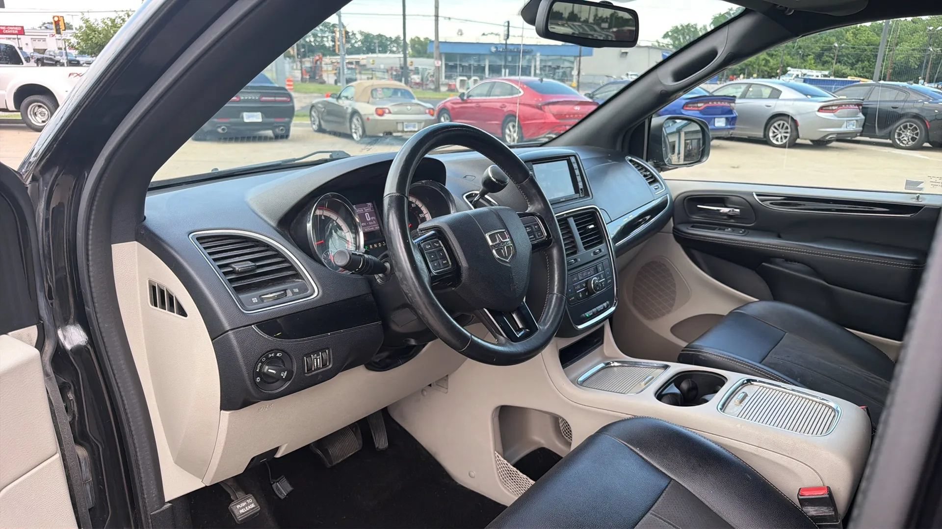 Used 2019 Dodge Grand Caravan SXT w/ Driver Convenience Group FWD image 53