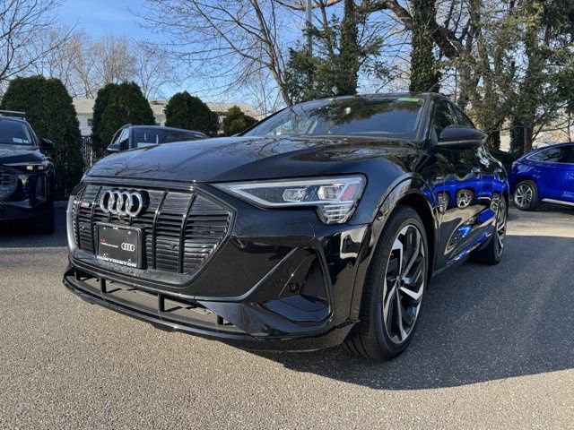 Used 2023 Audi e-tron Premium Plus image 8