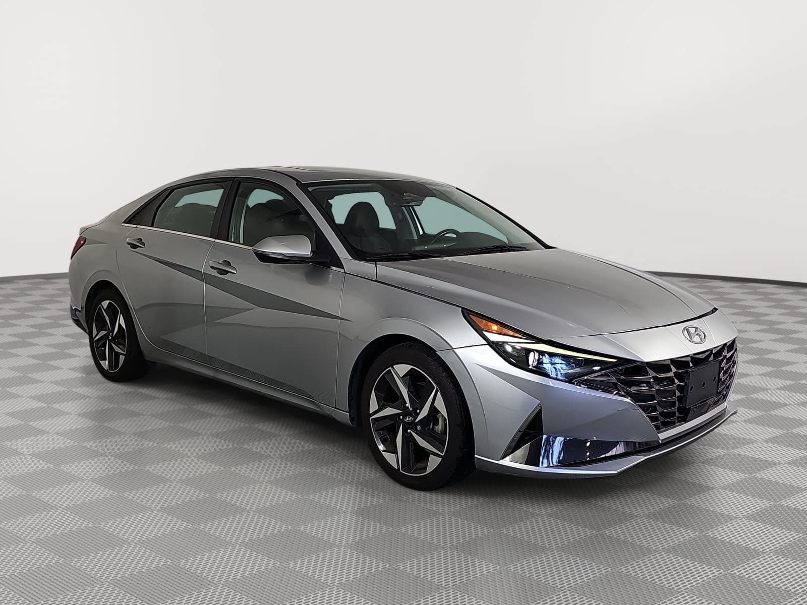 Used 2022 Hyundai Elantra Limited w/ Cargo Package FWD image 2