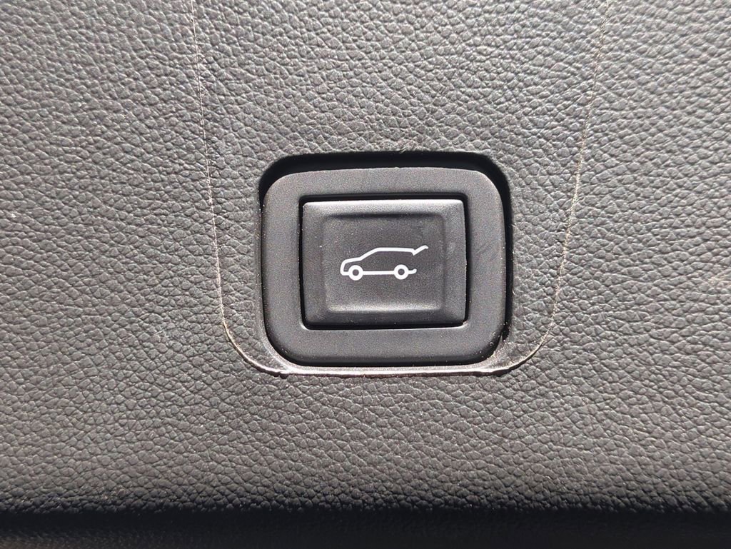 Used 2024 Chevrolet Traverse LT image 15