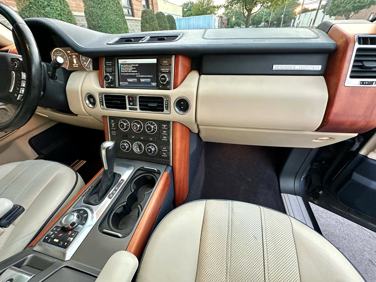 Used 2010 Land Rover Range Rover HSE LUX image 40