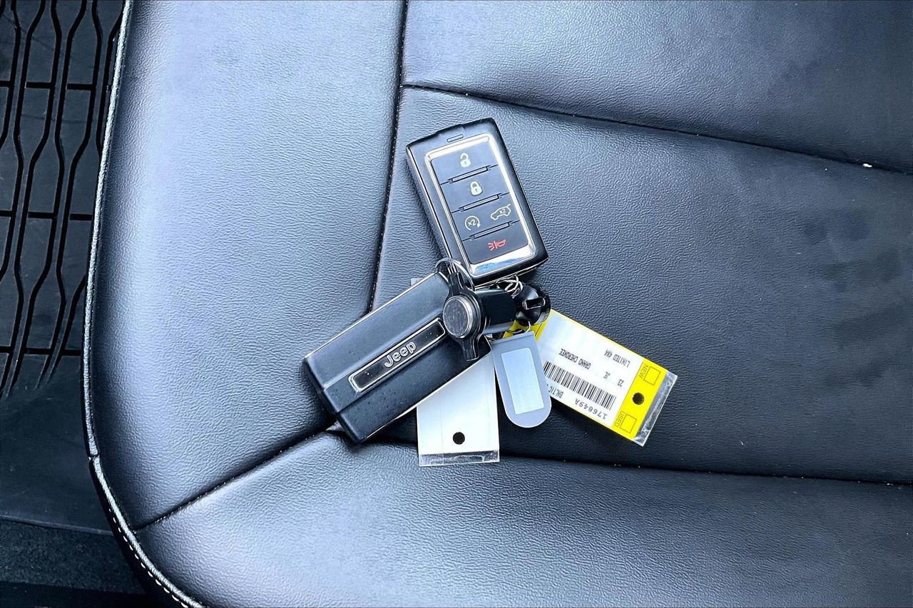 Certified 2023 Jeep Grand Cherokee Limited w/ MOPAR Finishing Package AWD/4WD image 32