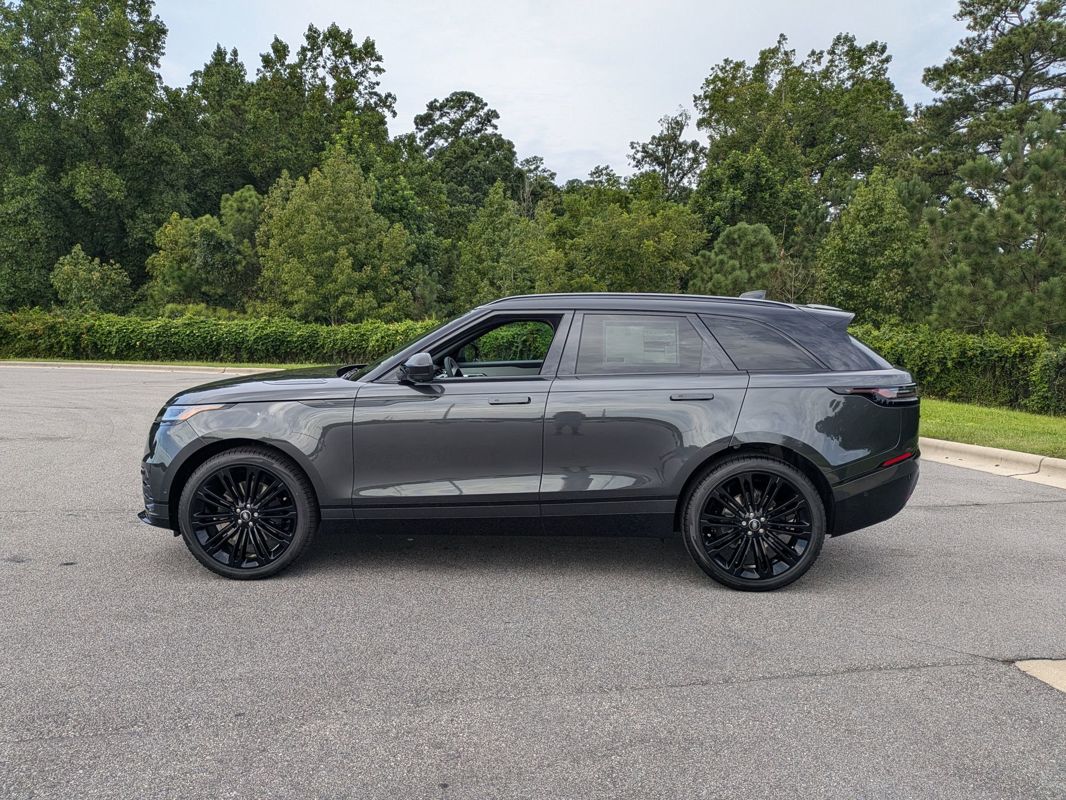 New 2026 Land Rover Range Rover Velar Dynamic SE image 8