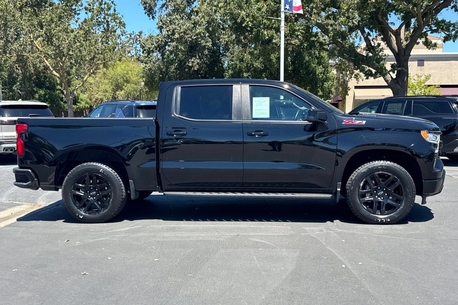 Used 2023 Chevrolet Silverado 1500 RST w/ Z71 Off-Road Package AWD/4WD image 2