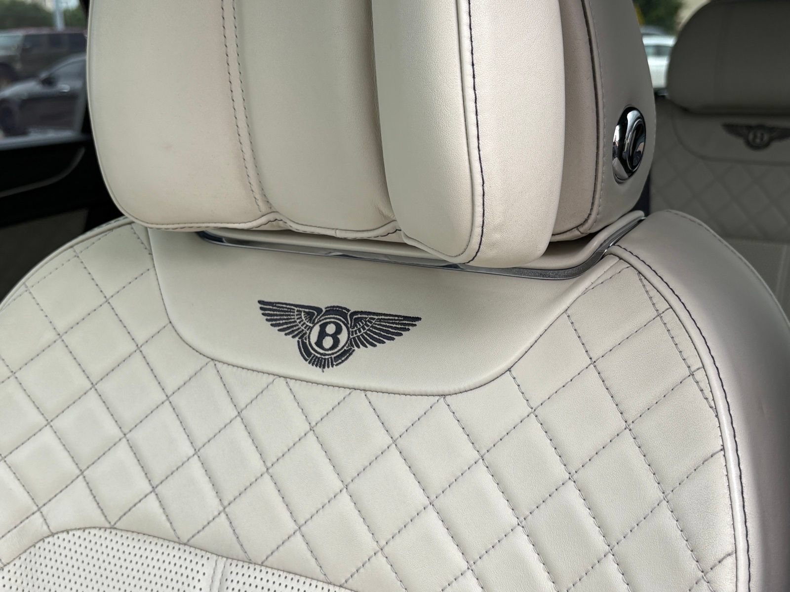 Used 2019 Bentley Bentayga AWD/4WD image 38