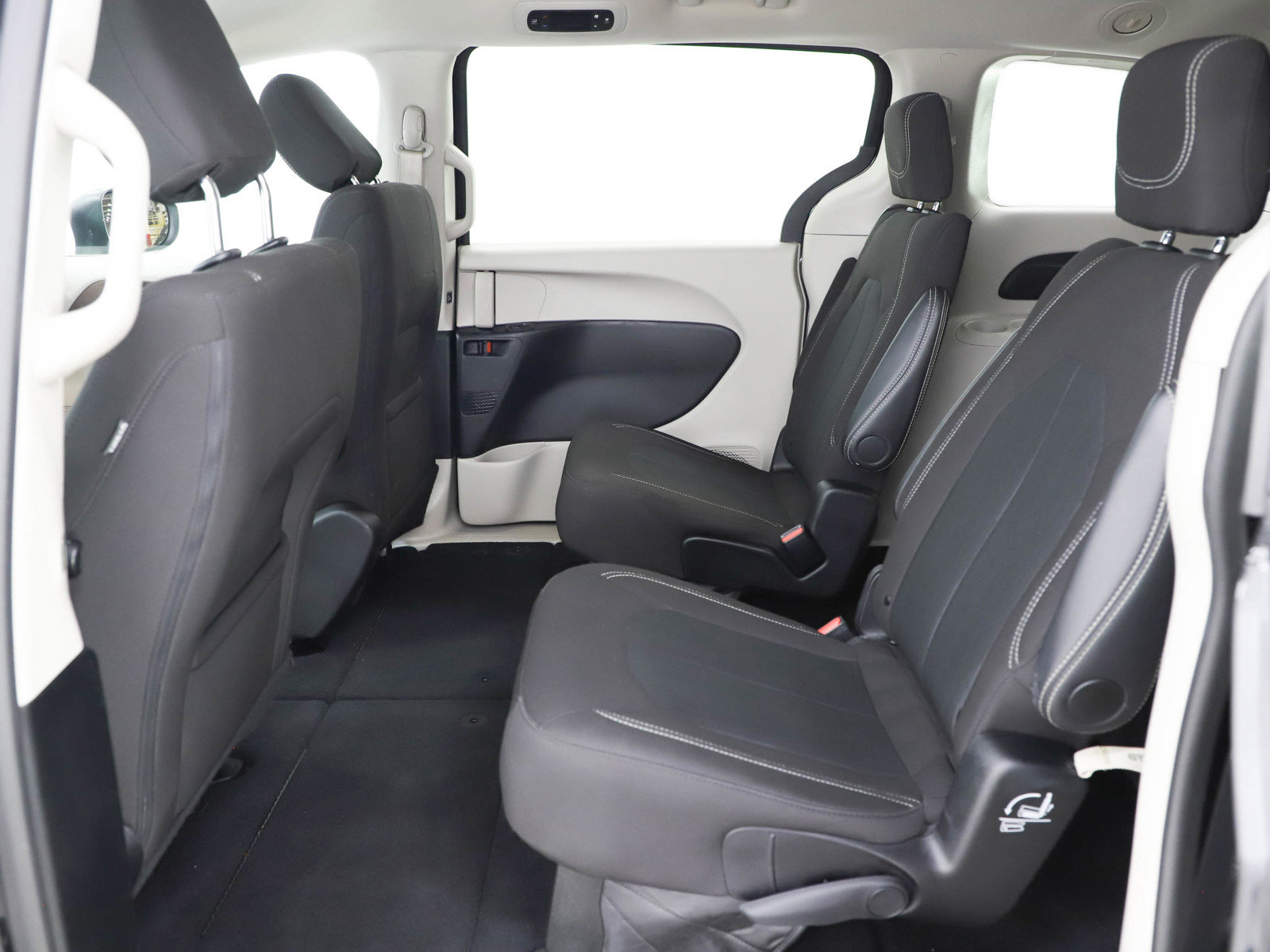 Used 2024 Chrysler Voyager LX image 13