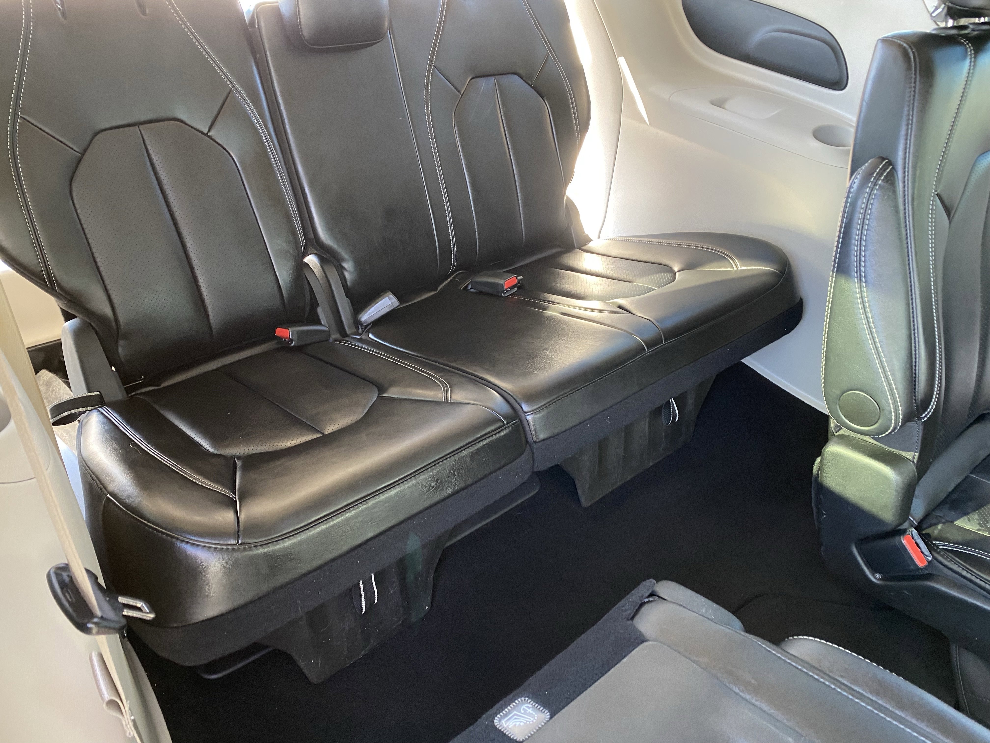 Used 2024 Chrysler Pacifica Touring-L image 14