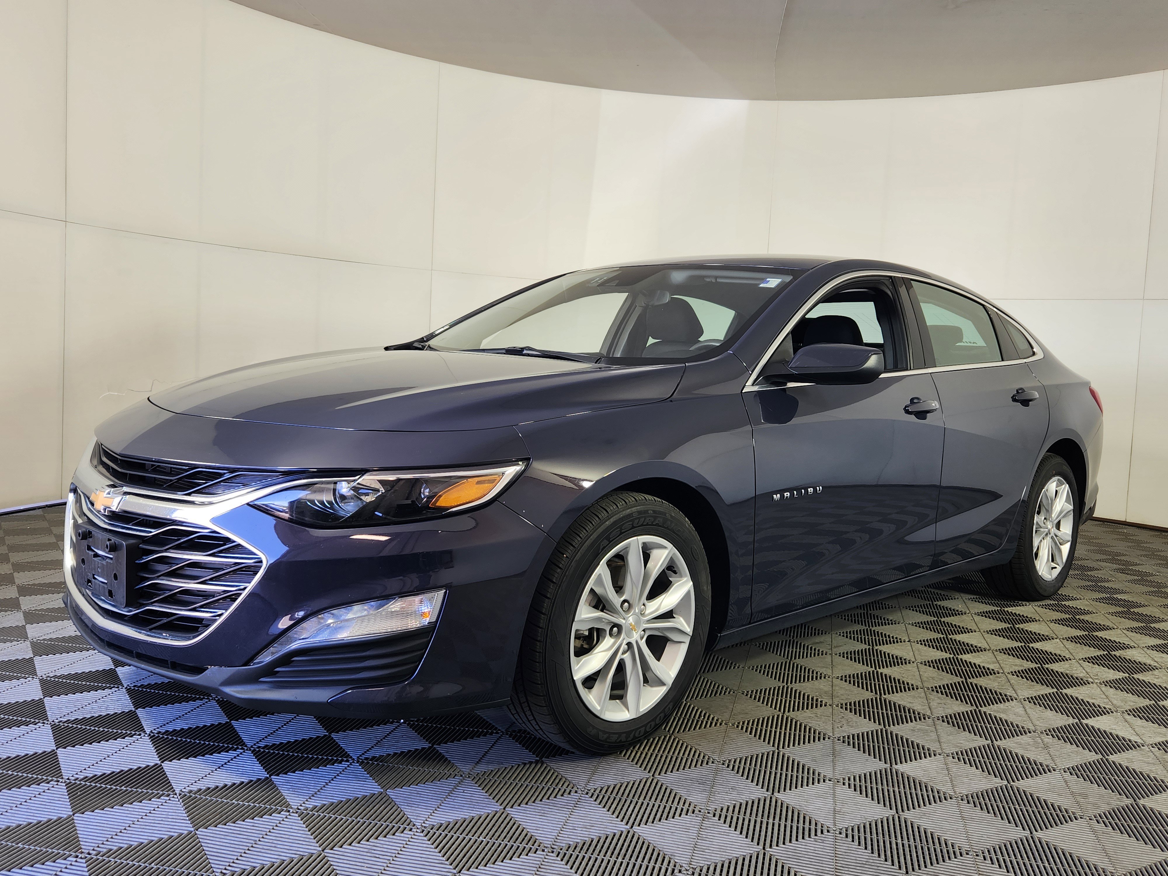 Used 2025 Chevrolet Malibu LT FWD image 3