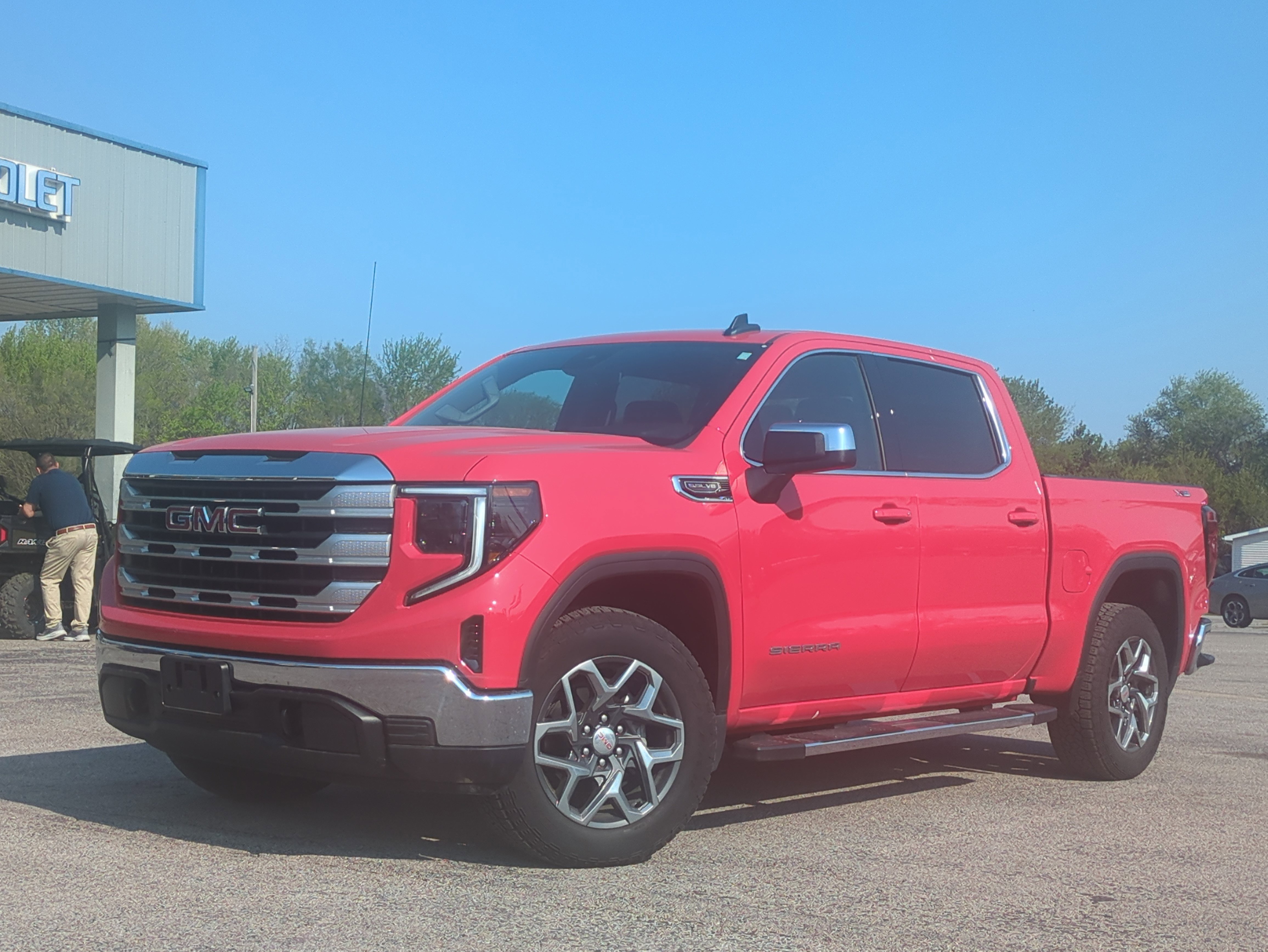 Used 2024 GMC Sierra 1500 SLE image 1