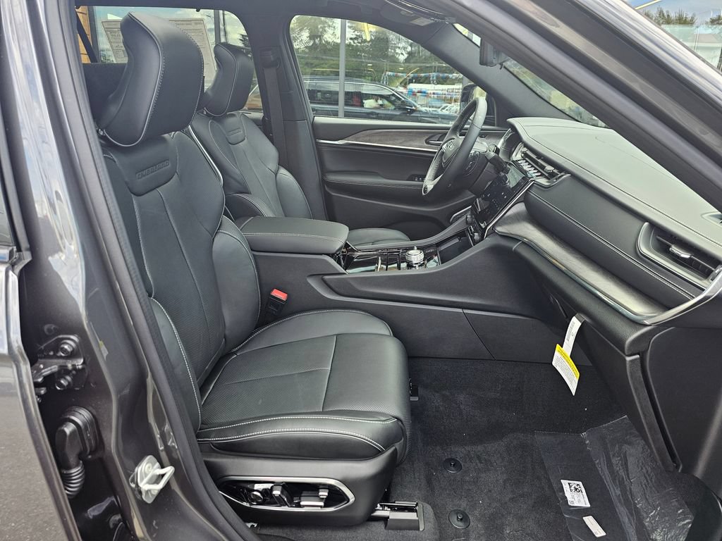 New 2024 Jeep Grand Cherokee L Overland w/ Advanced Protech Group III AWD/4WD image 11