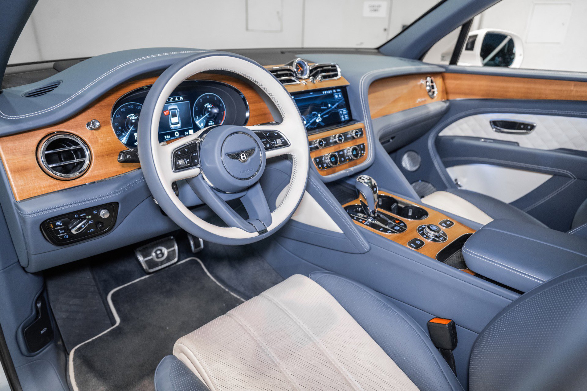 Used 2023 Bentley Bentayga image 19