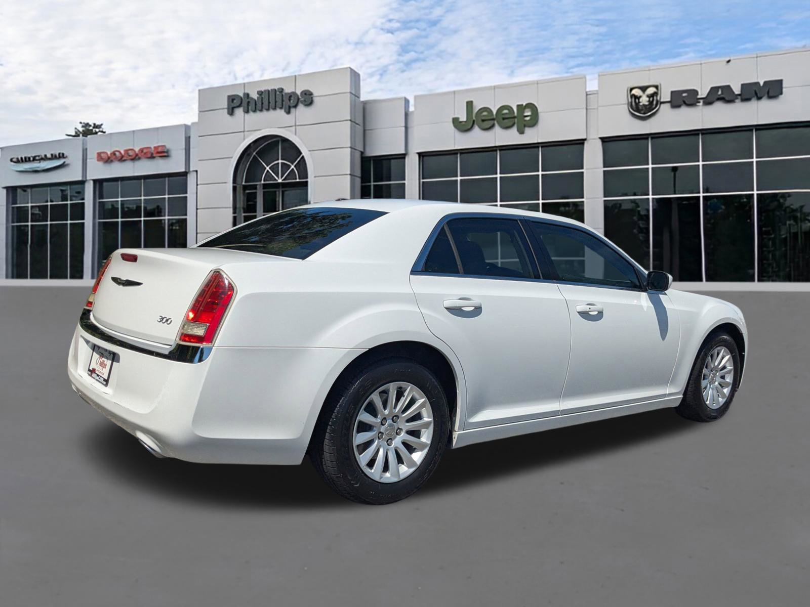 Used 2014 Chrysler 300 image 3