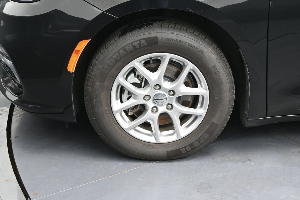 Used 2024 Chrysler Pacifica Touring-L FWD image 13