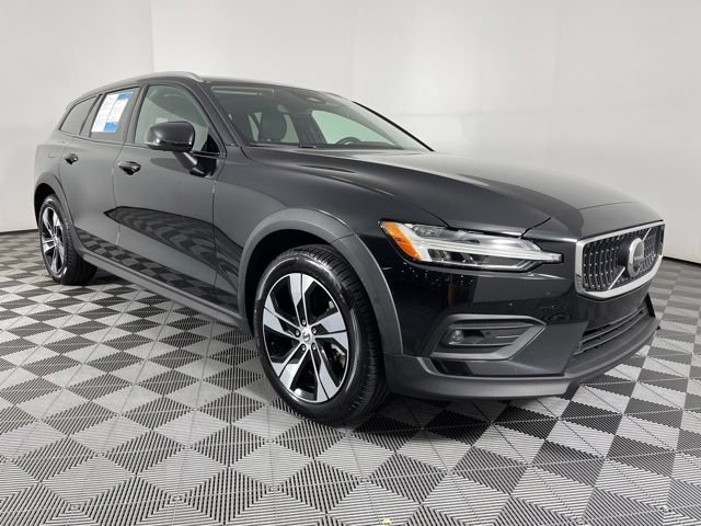 Used 2025 Volvo V60 B5 Cross Country Plus AWD/4WD image 3