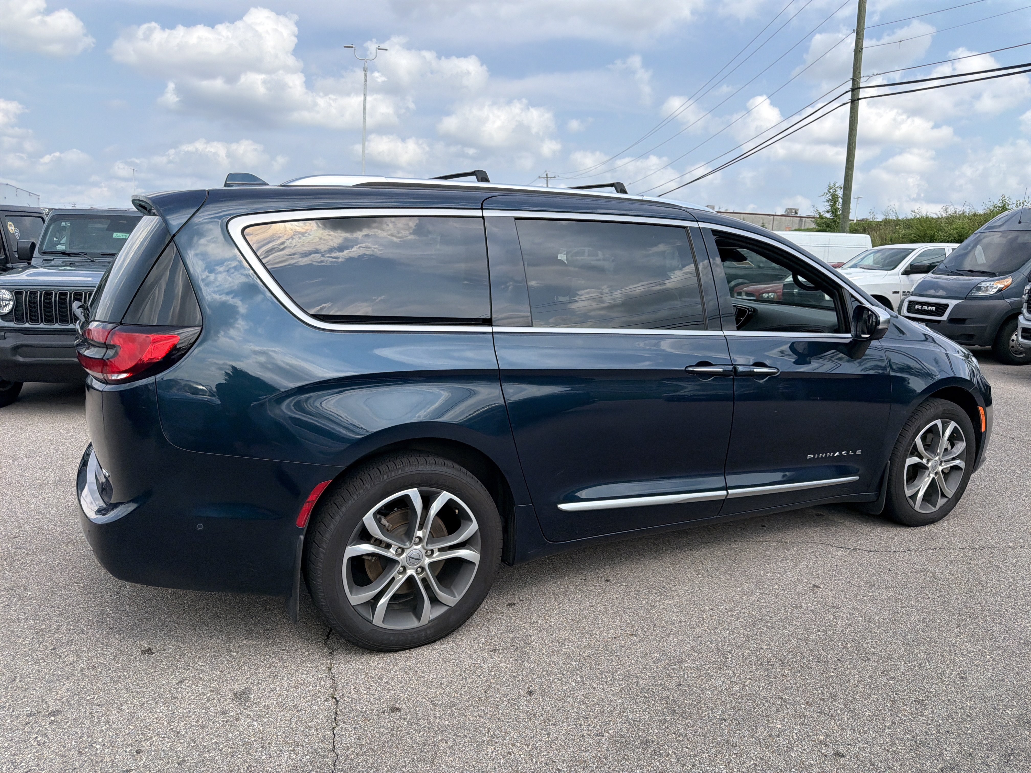 Used 2022 Chrysler Pacifica Pinnacle AWD/4WD image 13