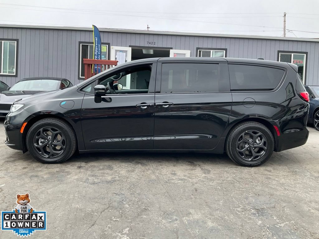 Used 2023 Chrysler Pacifica Limited w/ Uconnect Theater Family Group FWD image 5