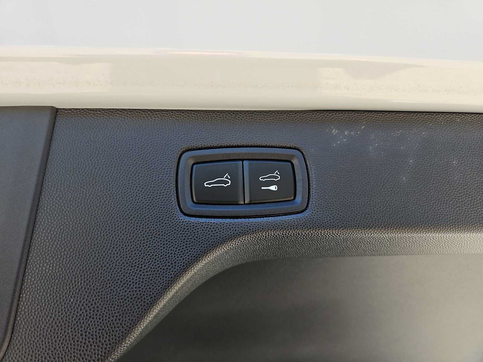 Certified 2025 Porsche Macan 4 Electric AWD/4WD image 50