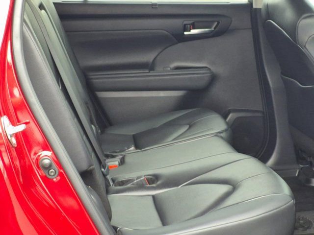 Used 2024 Toyota Highlander XLE image 20