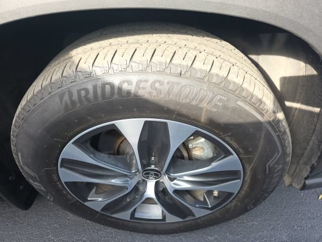 Used 2025 Toyota Highlander XLE AWD/4WD image 13