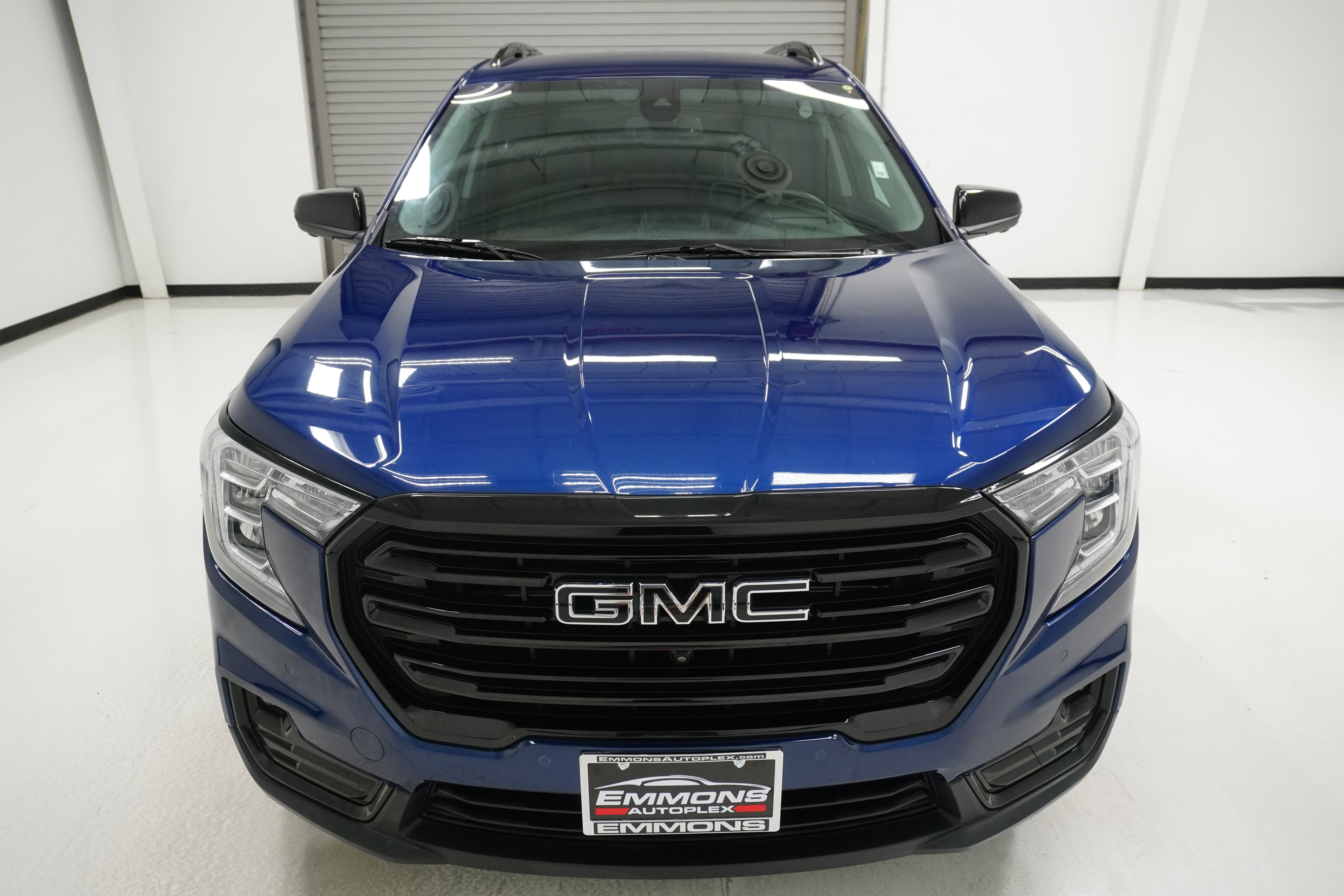 Used 2023 GMC Terrain SLT w/ Tech Package image 2