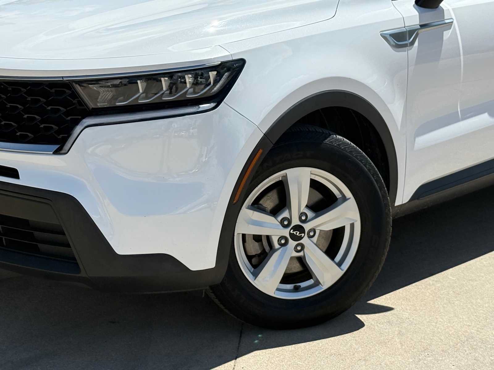 Certified 2023 Kia Sorento LX FWD image 3