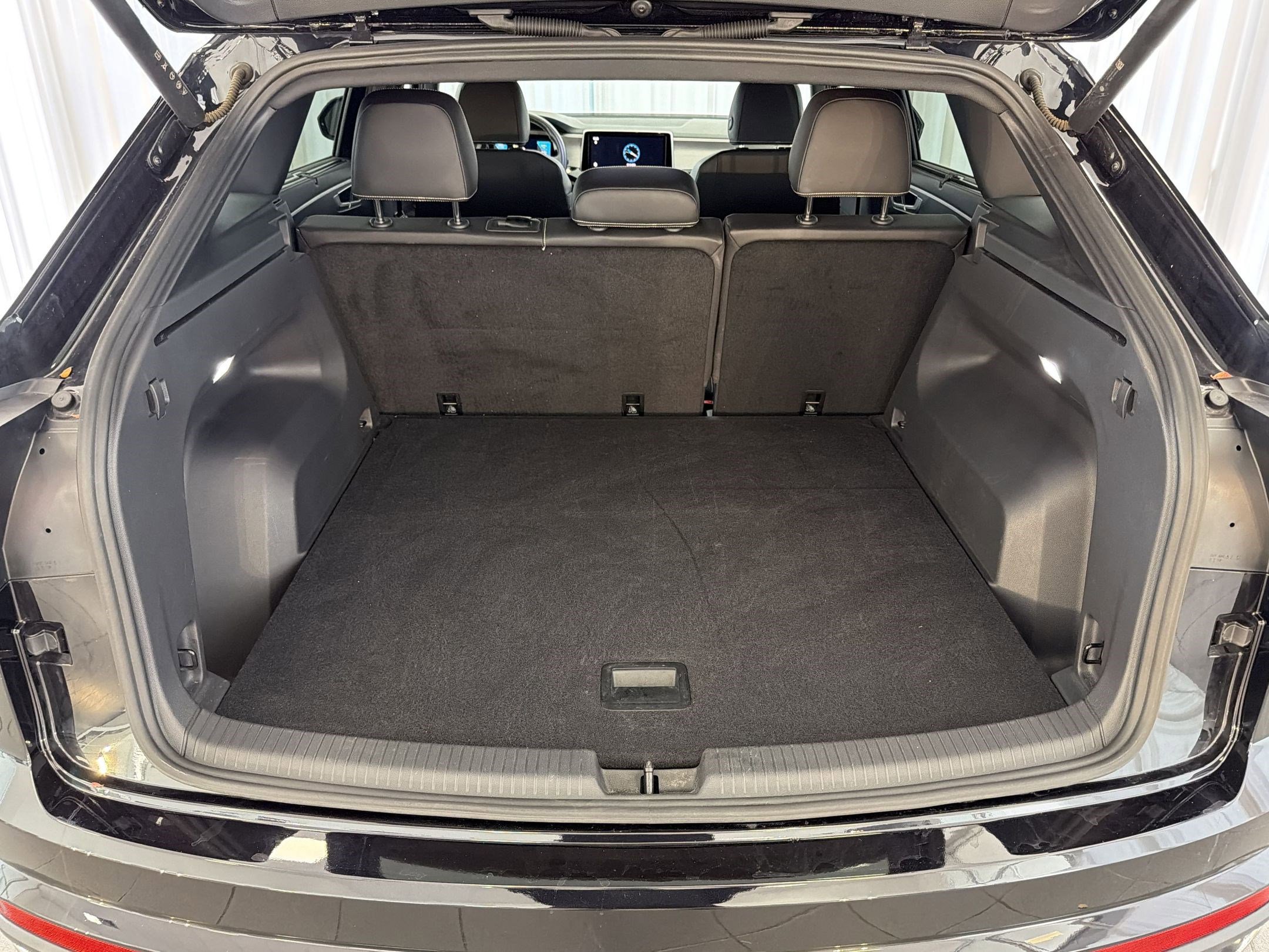 Used 2025 Volkswagen Atlas Cross Sport SE FWD image 33