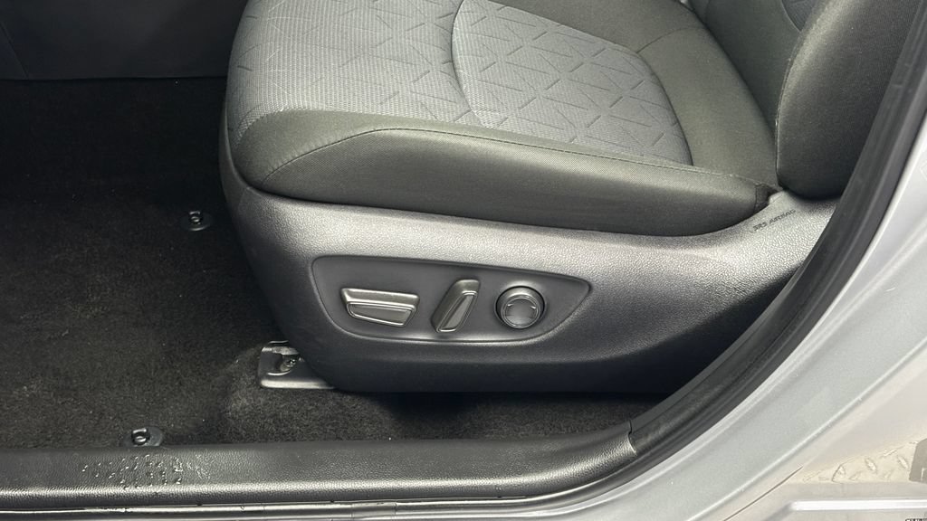 Used 2025 Toyota RAV4 XLE AWD/4WD image 12