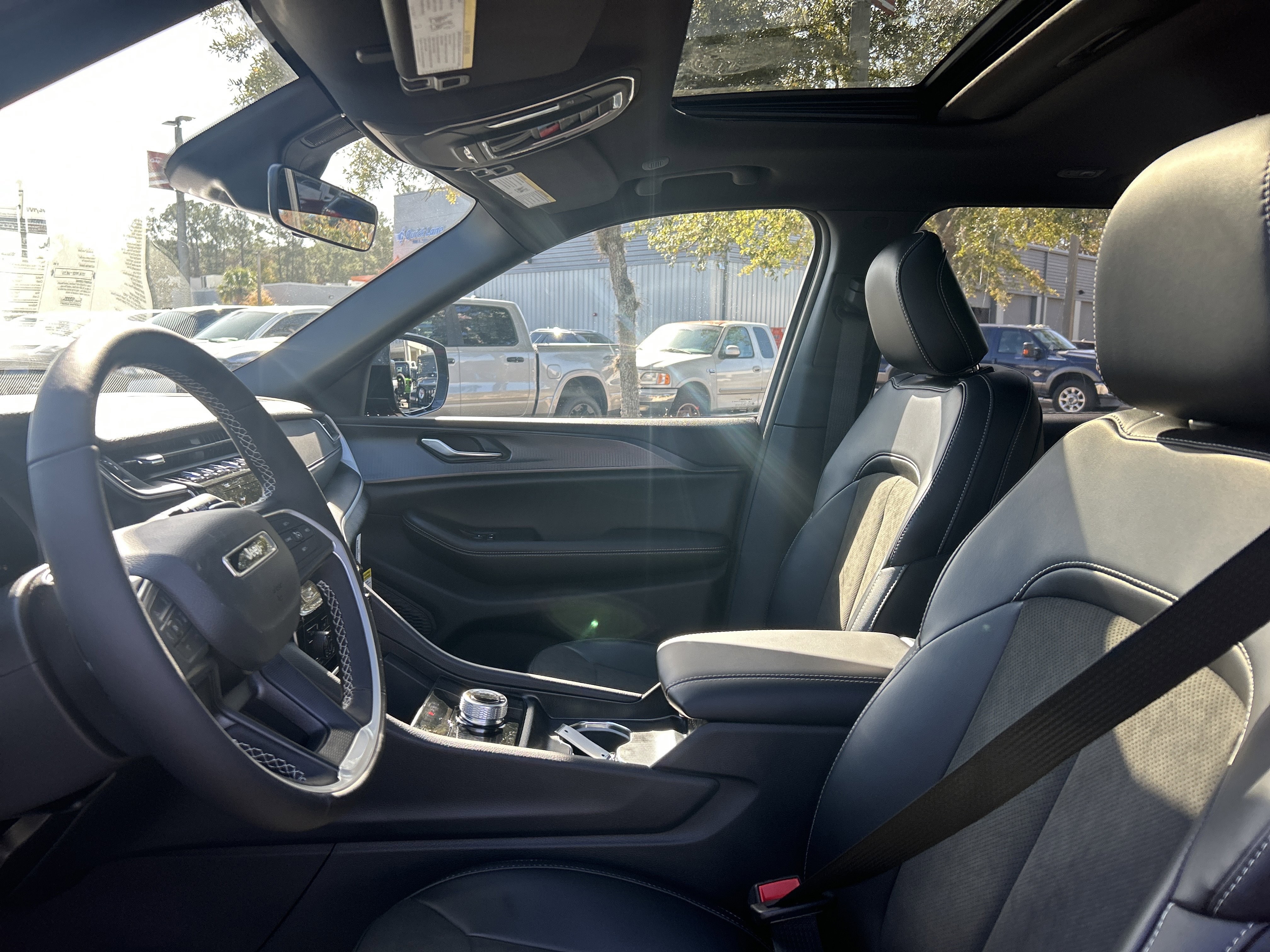 New 2025 Jeep Grand Cherokee Altitude image 14