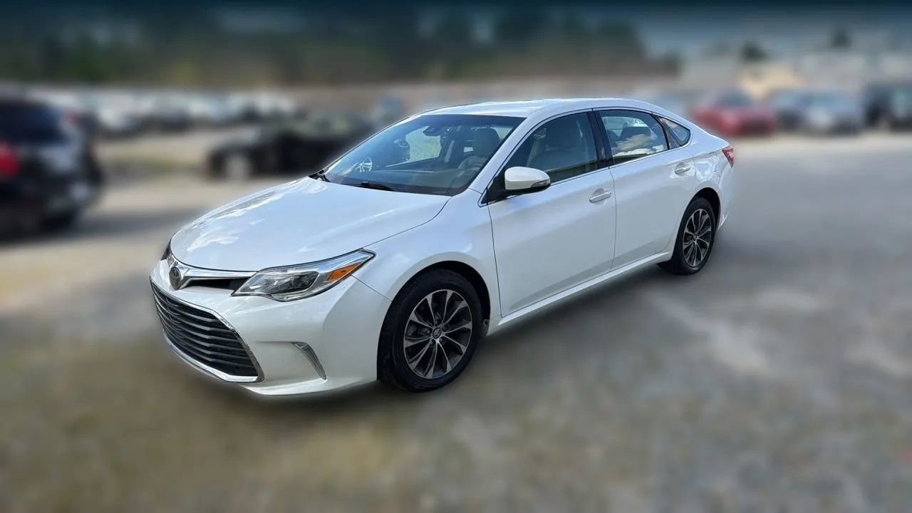 Used 2017 Toyota Avalon XLE FWD image 2