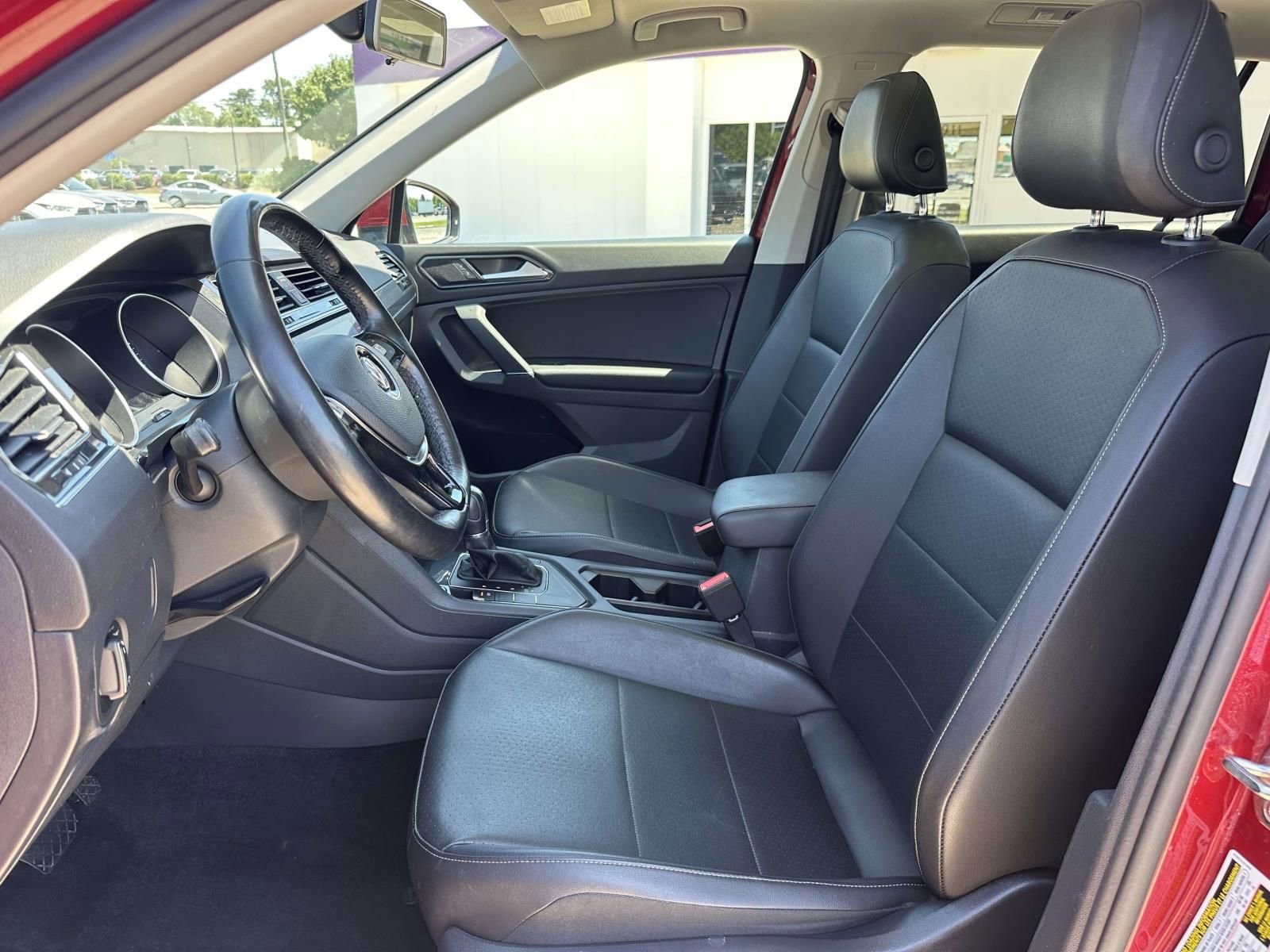 Used 2018 Volkswagen Tiguan SE w/ Panoramic Sunroof Package FWD image 17