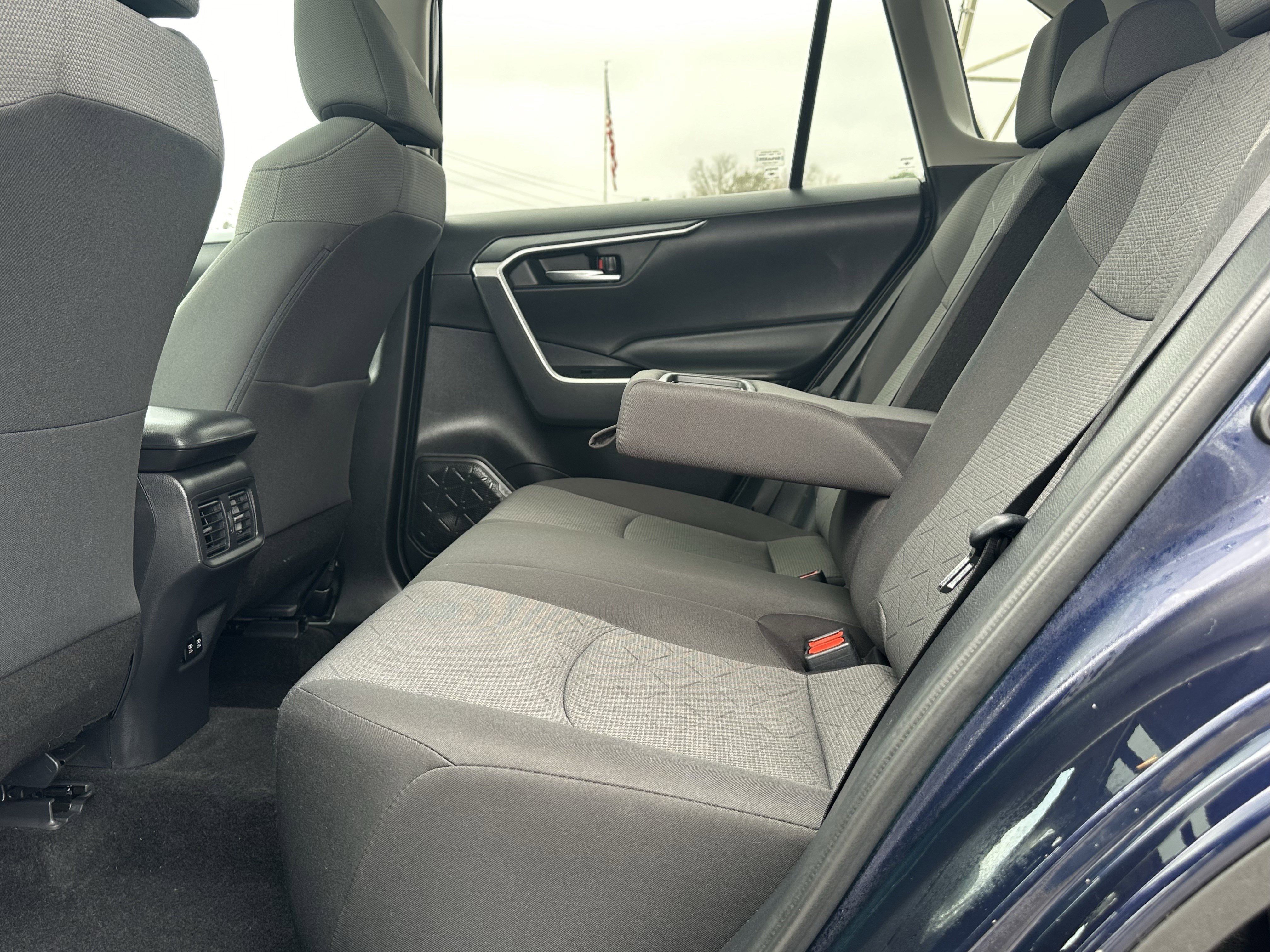 Used 2021 Toyota RAV4 XLE w/ Convenience Package image 21