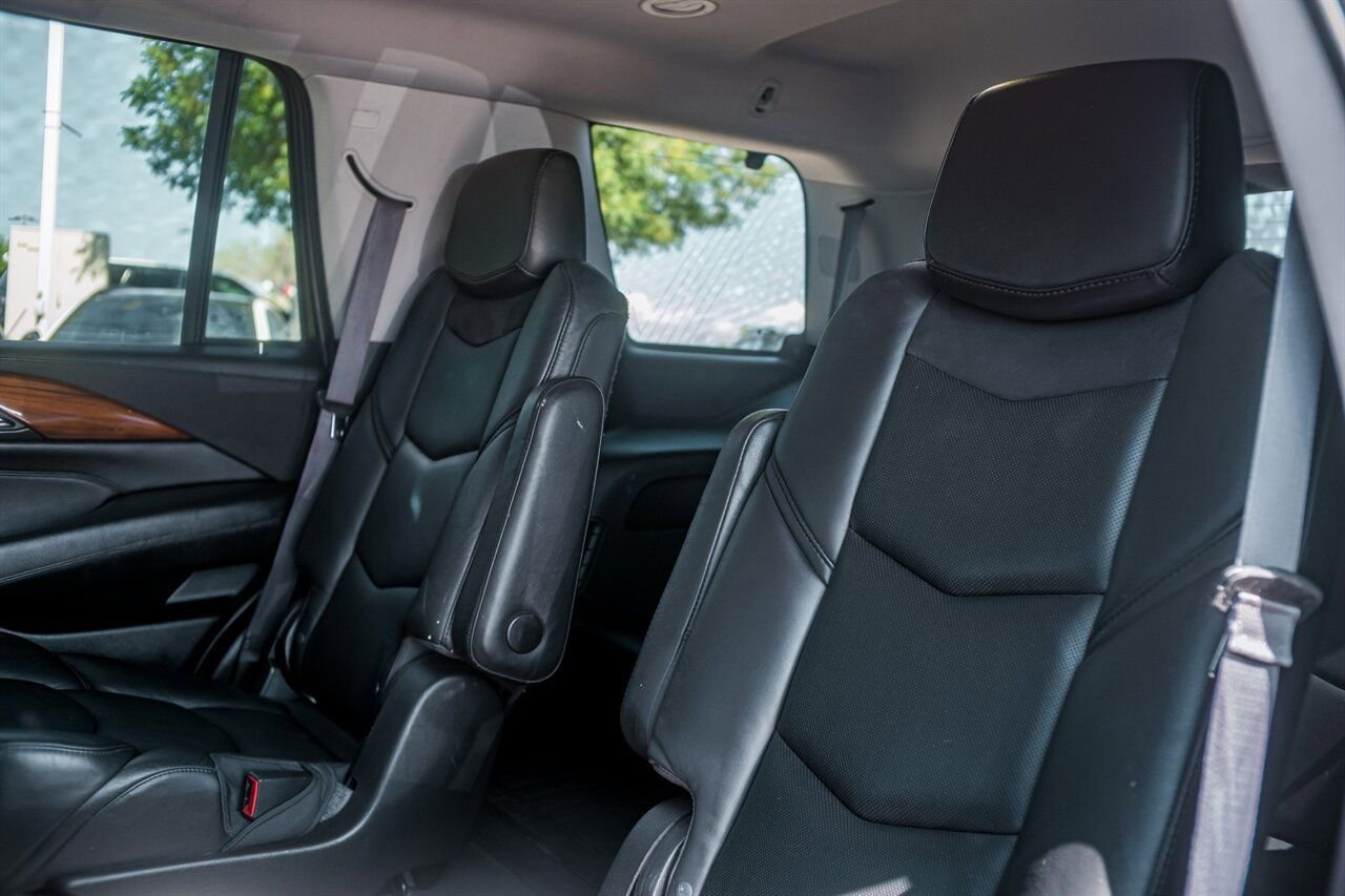 Used 2017 Cadillac Escalade Luxury AWD/4WD image 42