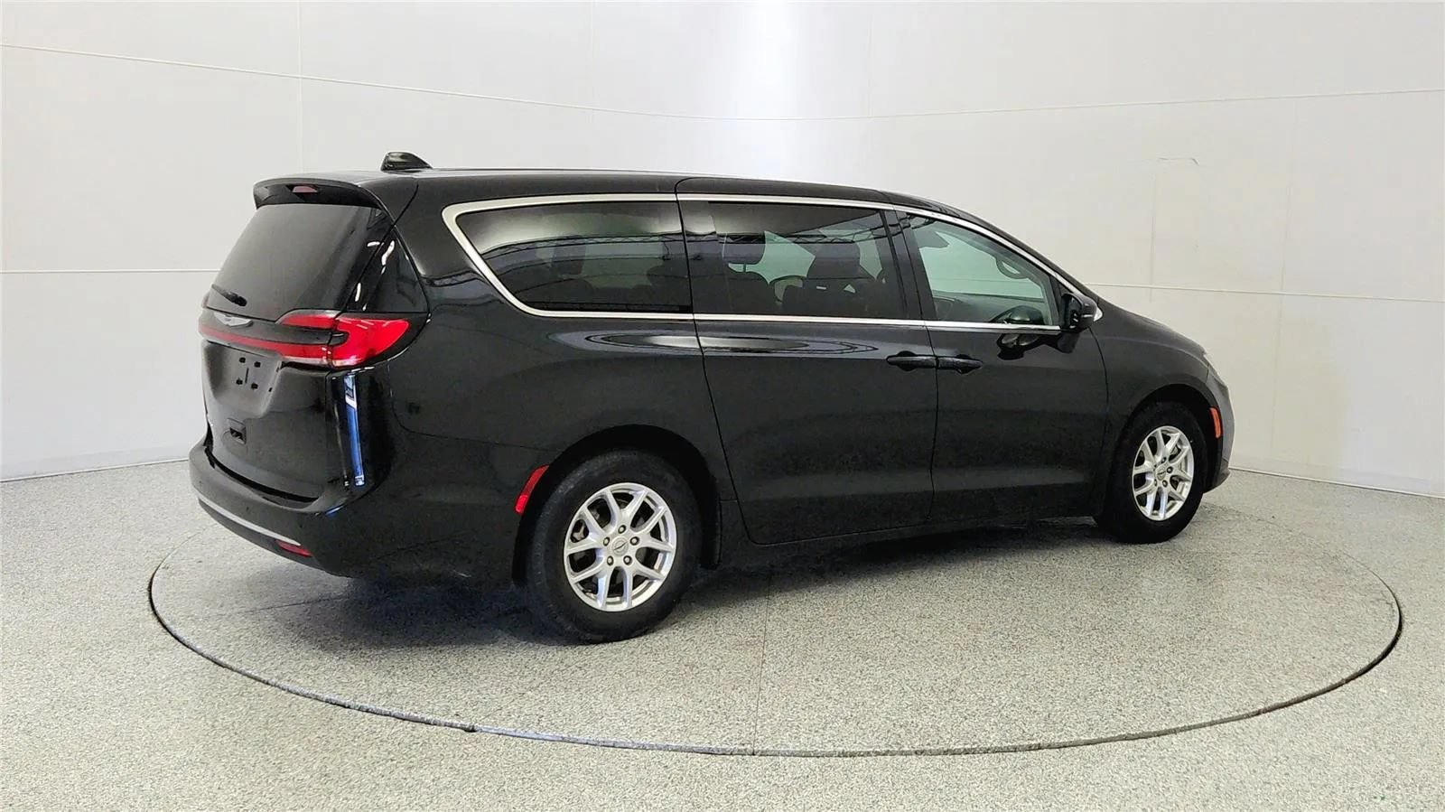 Used 2023 Chrysler Pacifica Touring-L FWD image 7