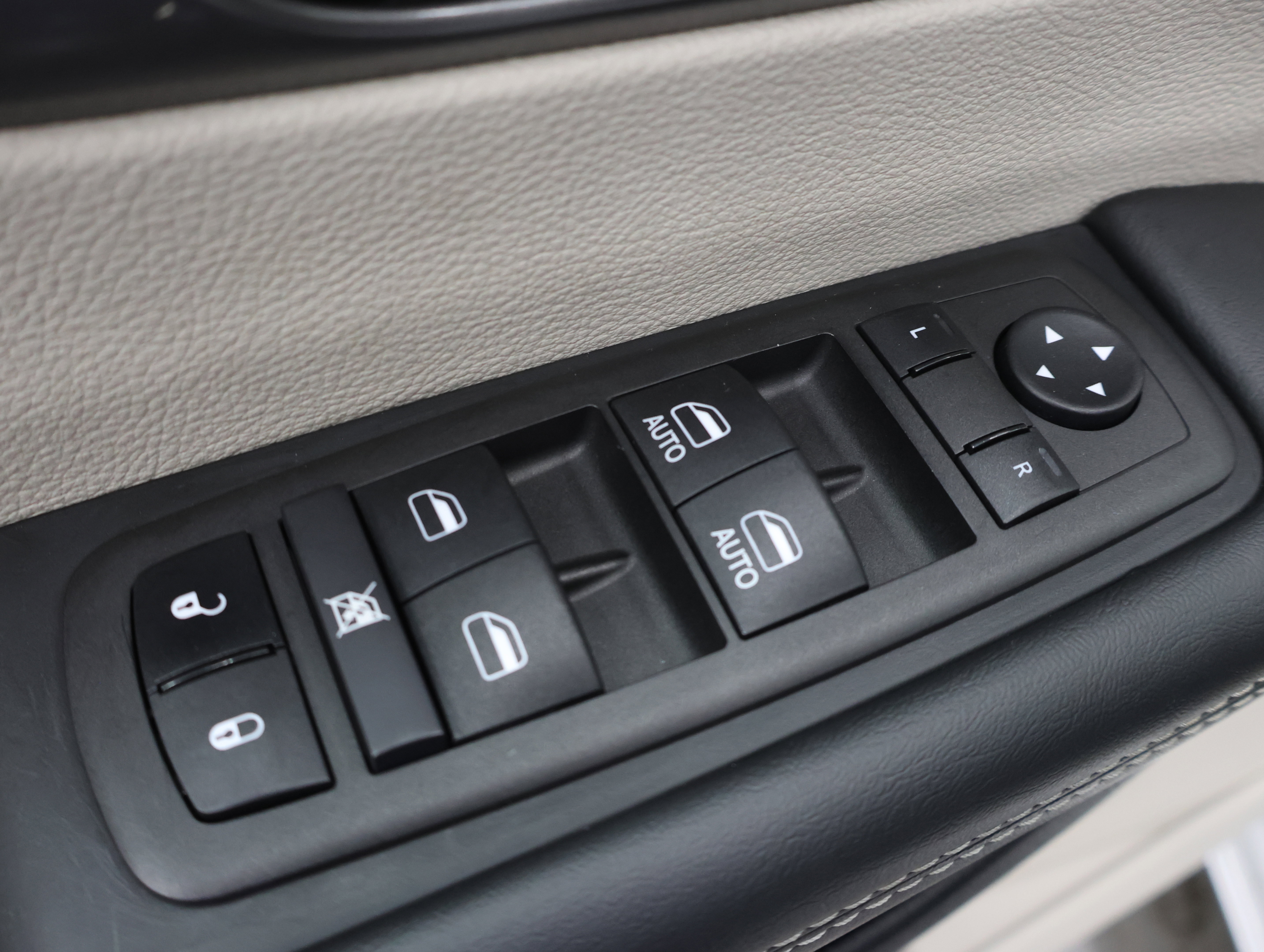 Used 2024 Chrysler Pacifica Touring-L FWD image 37