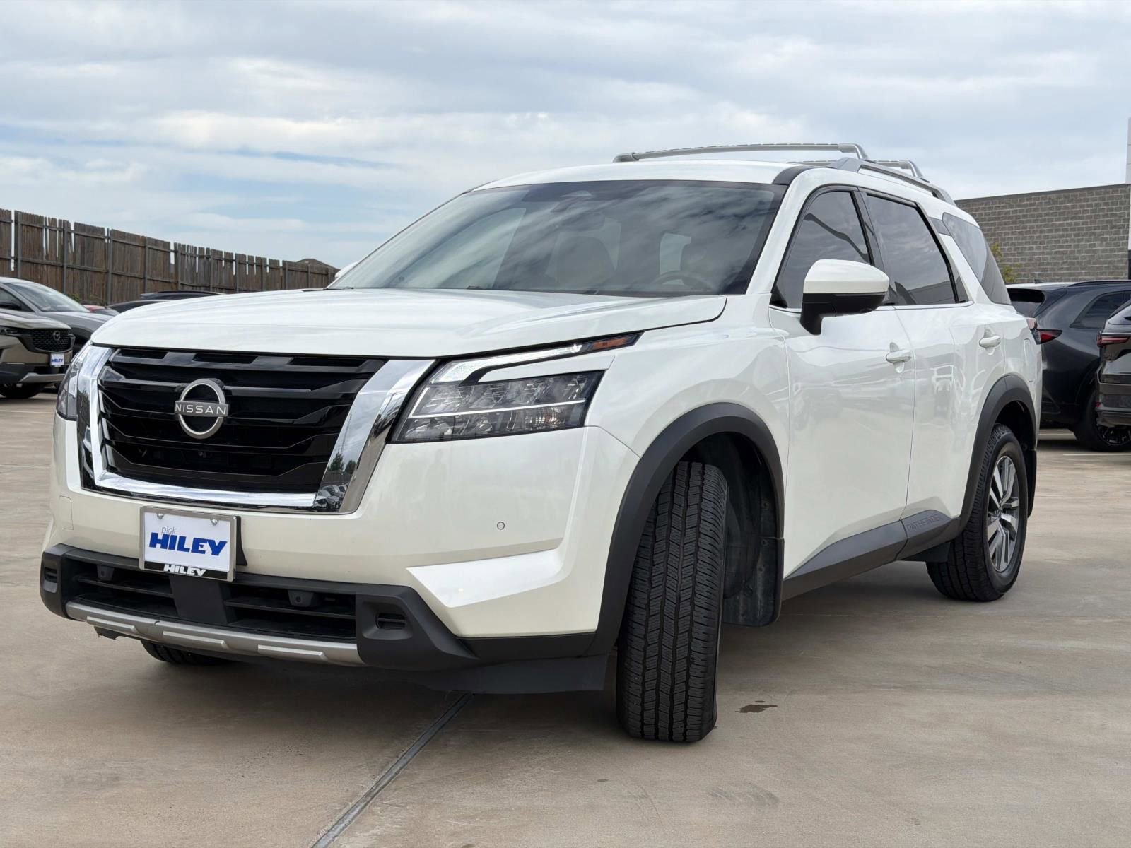 Used 2024 Nissan Pathfinder SL FWD image 2