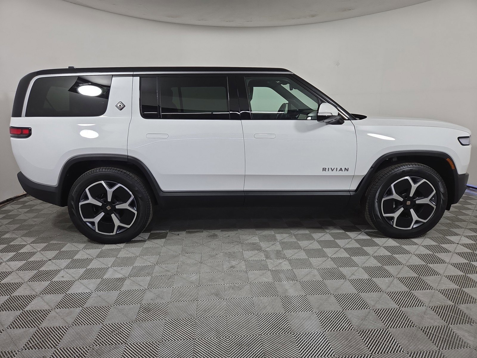 Used 2024 Rivian R1S Adventure AWD/4WD image 6