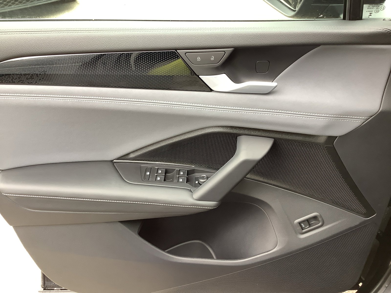New 2026 Volkswagen Tiguan SE FWD image 28