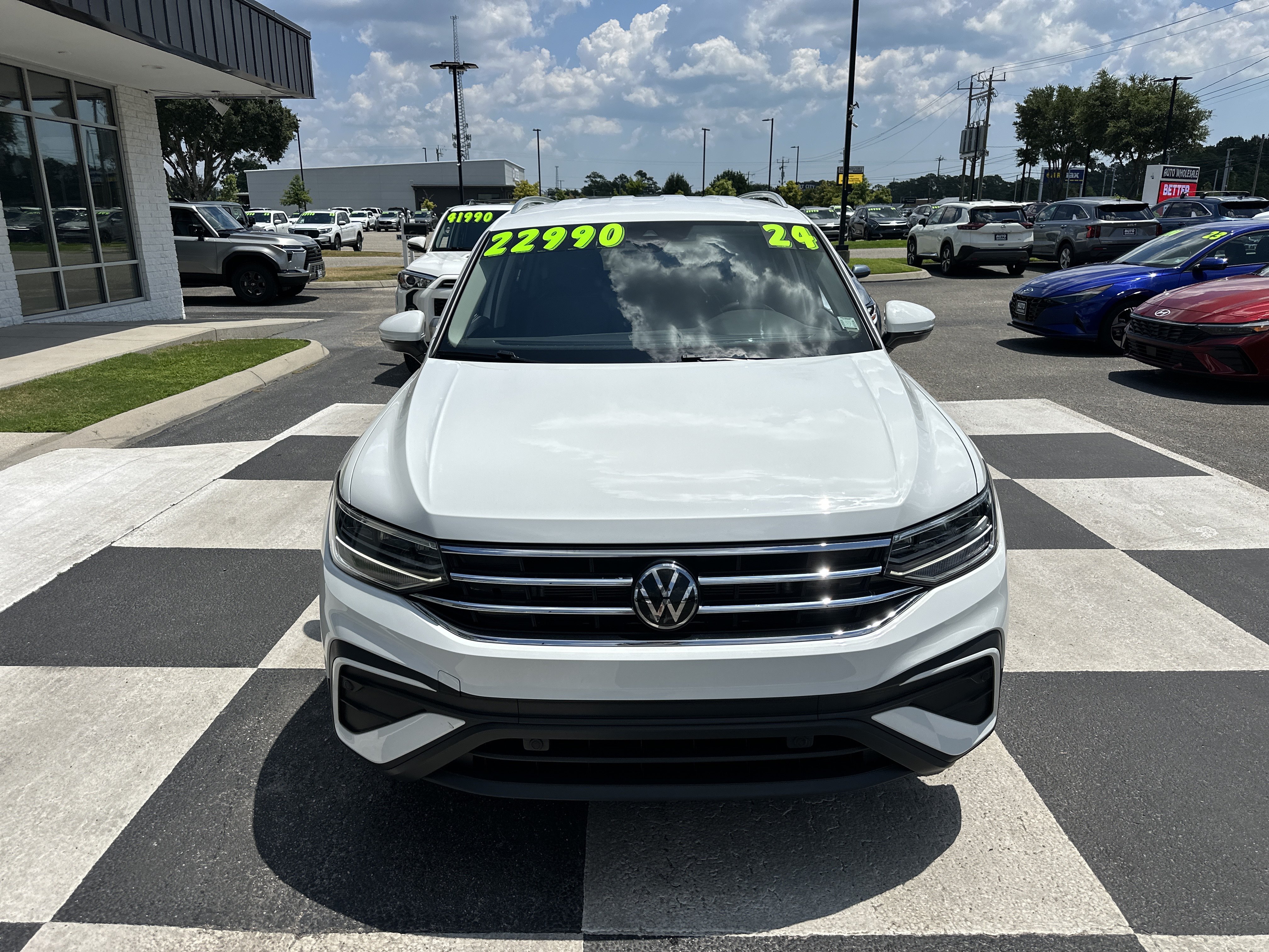 Used 2024 Volkswagen Tiguan SE FWD image 2