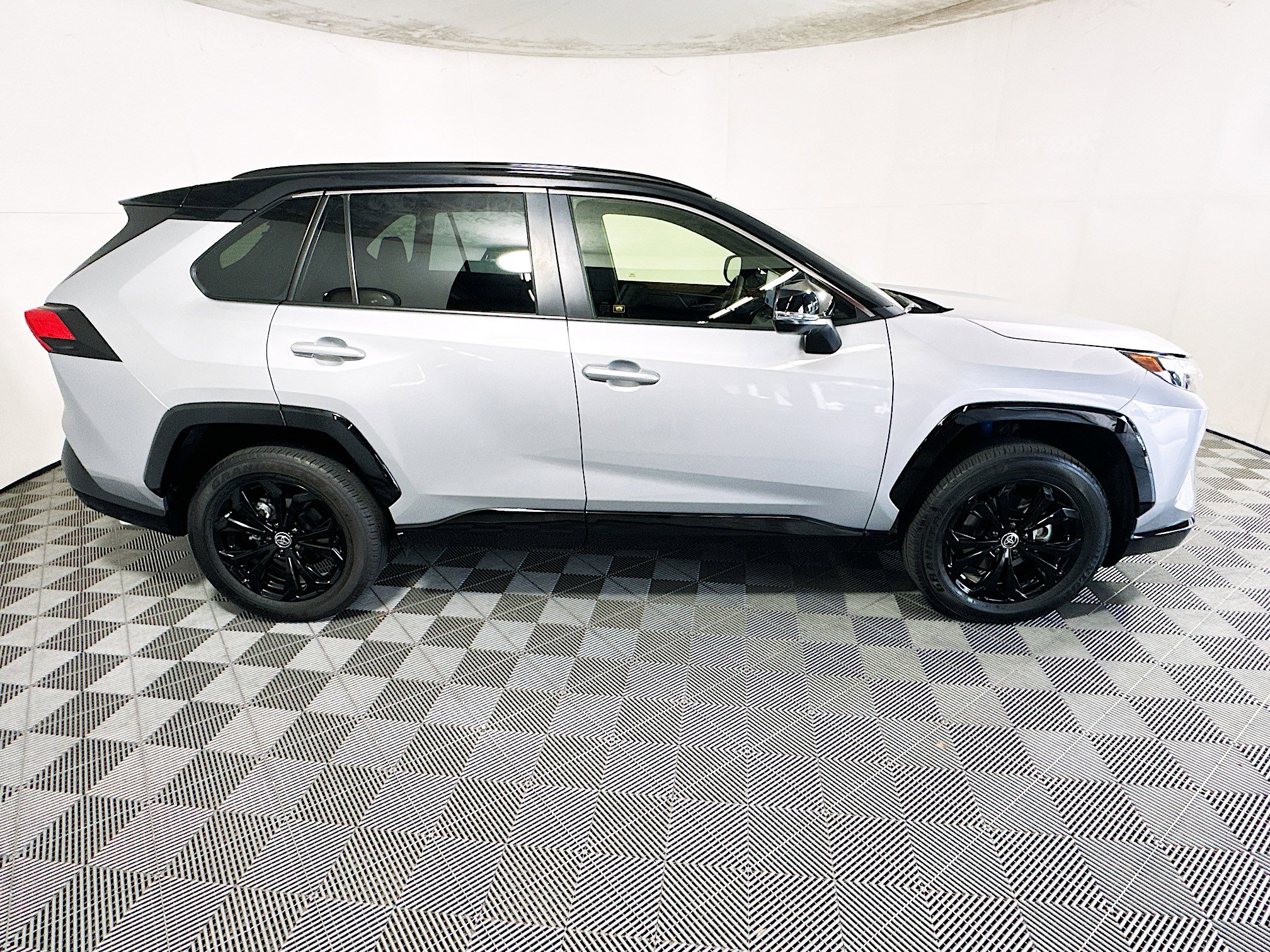 Used 2025 Toyota RAV4 XSE w/ Advanced Technology Package AWD/4WD image 2