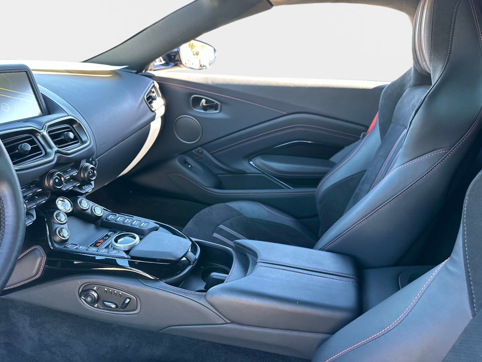 Used 2023 Aston Martin V8 Vantage Roadster image 16