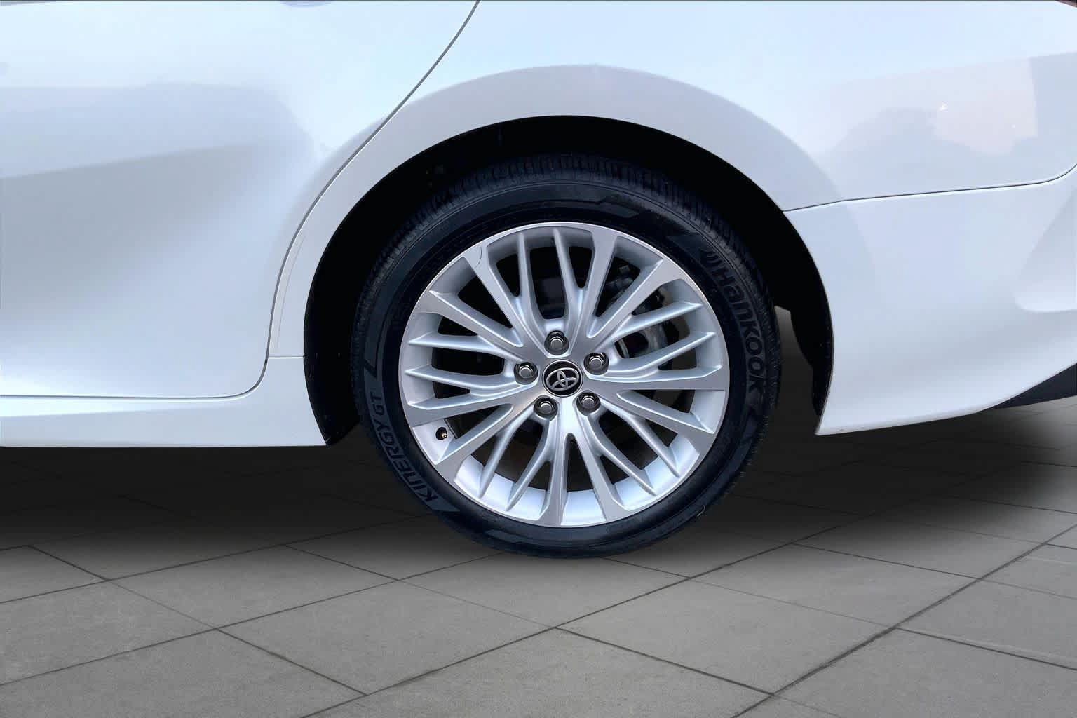Used 2020 Toyota Camry XLE w/ Sunroof Package FWD image 11