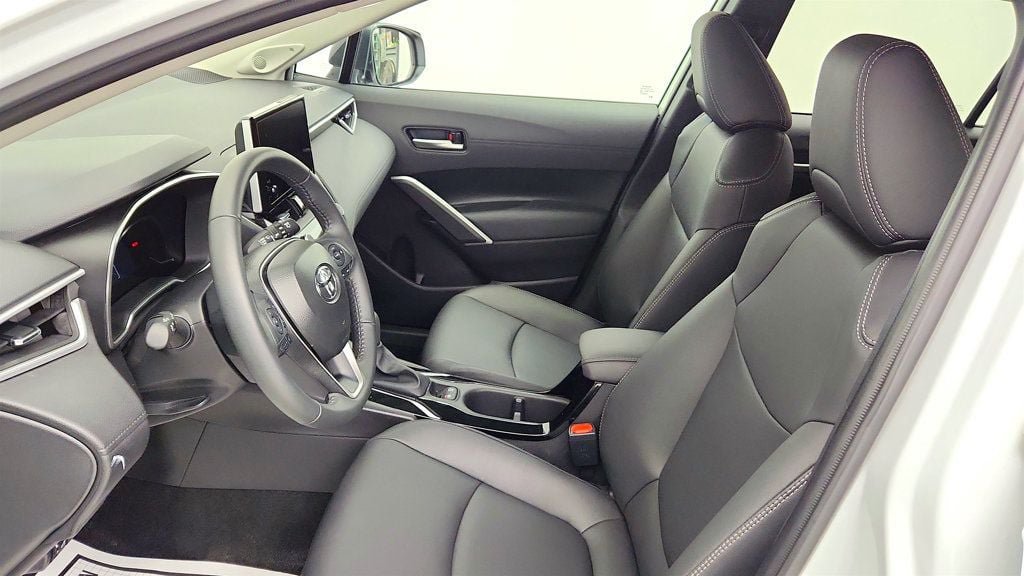 Used 2025 Toyota Corolla Cross XLE w/ Convenience Package AWD/4WD image 19
