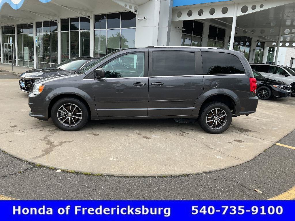 Used 2017 Dodge Grand Caravan SXT FWD image 2