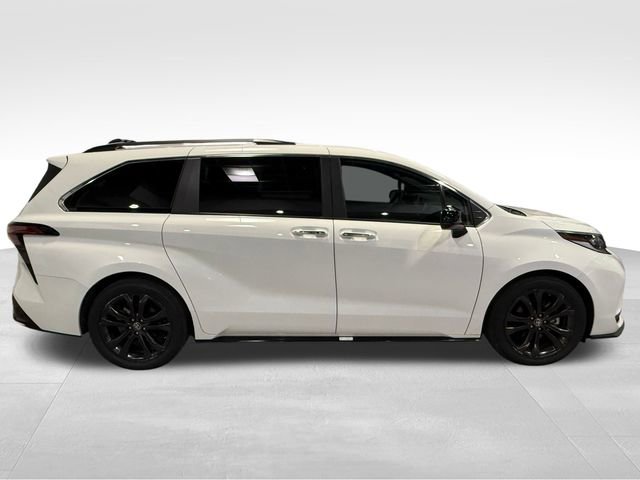 Used 2022 Toyota Sienna XSE image 8