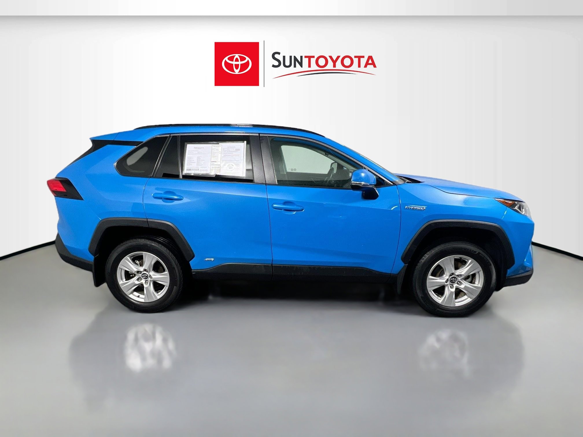 Used 2020 Toyota RAV4 XLE w/ Convenience Package AWD/4WD image 2