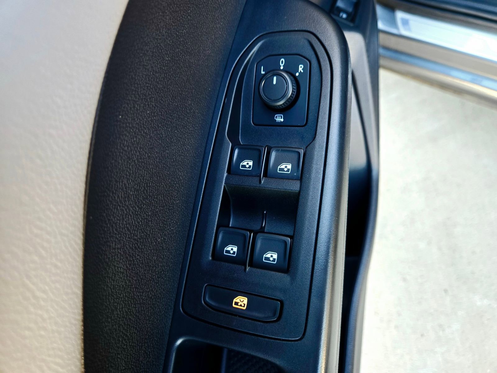 Used 2023 Volkswagen Taos SE w/ Black Wheel Package image 28