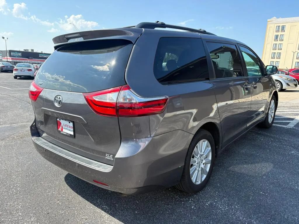 Used 2017 Toyota Sienna XLE Premium AWD/4WD image 5