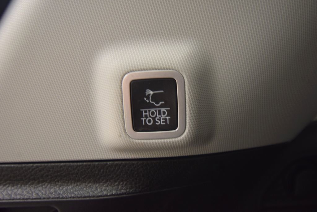 Used 2023 Jeep Grand Cherokee Limited w/ Luxury Tech Group II image 40