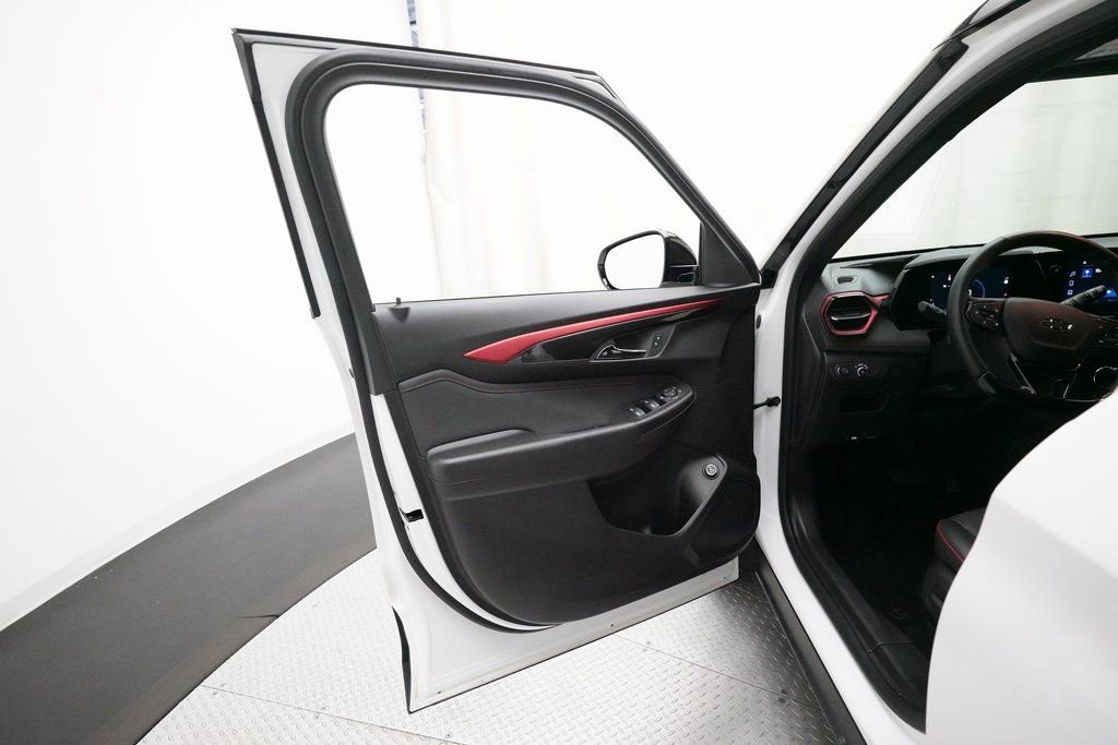 Used 2025 Chevrolet TrailBlazer RS w/ Convenience Package image 28